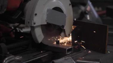 İşçi metali dairesel testere ile kesti. Kıvılcım saçıyor. Yüksek kalite 4k görüntü