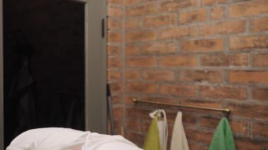 Mutlu bir adam tıraş olduktan sonra kendi yüzüne bakar. Yüksek kalite 4k görüntü