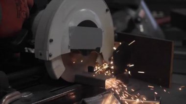 İşçi metali dairesel testere ile kesti. Kıvılcım saçıyor. Yüksek kalite 4k görüntü