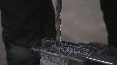 Matkapla metal delmek. Yüksek kalite 4k görüntü