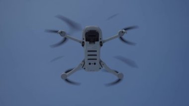 Mini drone havada uçuyor. Yüksek kalite 4k görüntü