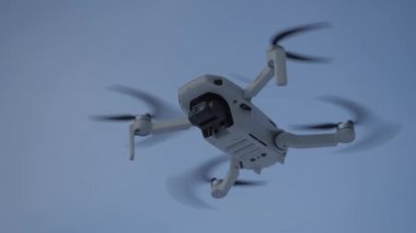 Mini drone havada uçuyor. Yüksek kalite 4k görüntü