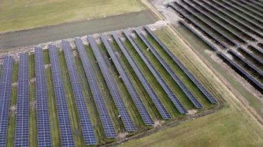Kuş bakışı güneş panelleri olan bir alan. Yüksek kalite 4k görüntü