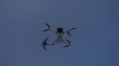 Mini drone havada uçuyor. Yüksek kalite 4k görüntü