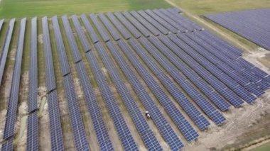 Kuş bakışı güneş panelleri olan bir alan. Yüksek kalite 4k görüntü