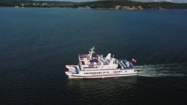 Sakin ve sakin sularda ustaca gezinen bir araştırma gemisi, deniz keşiflerinin güzelliğini gözler önüne seriyor.