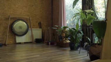 Huzurlu bir stüdyoda çok güzel işlenmiş bir gong, meditasyon ve gerçek rahatlama için mükemmel bir yer.