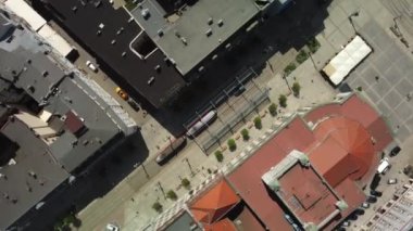 Geniş bir hava perspektifi çeşitli şehir mimarisi ve kapsamlı ulaşım sistemlerini sergiliyor