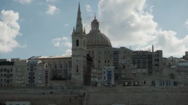 Bu, Maltas 'ın zengin ve çeşitli mimari mirasını güzel bir şekilde yakalayan çarpıcı tarihi bir bina.