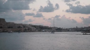 Bu, Maltas 'ın zengin ve çeşitli mimari mirasını güzel bir şekilde yakalayan çarpıcı tarihi bir bina.
