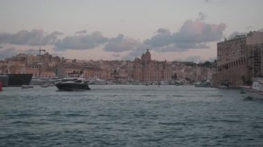 Bu çarpıcı güzellikteki liman sahnesinde nefes kesen günbatımına karşı dinlenen lüks bir yat sergileniyor.