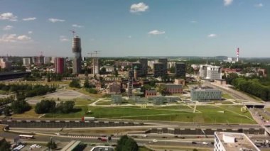 Polonya 'da Katowice' nin çeşitli kentsel mimari ve kapsamlı ulaşım sistemlerini gösteren geniş bir hava perspektifi
