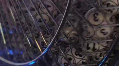 Piyango makinesinde dönen sayılı toplar. Yüksek kalite 4k görüntü