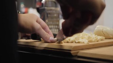 Kadınların elleri mozarella peynirini kesiyor. Ağır çekim. Yüksek kalite 4k görüntü