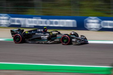 Lewis Hamilton (ENG) Mercedes F1 AMG Petronas ile İtalya 'nın Monza kentinde FP3 sırasında 2 Eylül 2023 tarihinde GP için