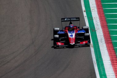 Leonardo Fornaroli (ITA), İtalyan pratisyen hekim haftası boyunca Imola 'daki Enzo e Dino Ferrari Pisti' nin Acque Minerali köşesinde mızrağının arabasıyla Formula 3 'ün üçüncü turunda.