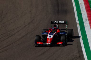 Leonardo Fornaroli (ITA), İtalyan pratisyen hekim haftası boyunca Imola 'daki Enzo e Dino Ferrari Pisti' nin Acque Minerali köşesinde mızrağının arabasıyla Formula 3 'ün üçüncü turunda.