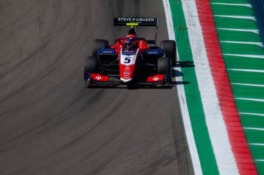 Sami Meguetouunif (FRA), İtalyan pratisyen hekim haftası boyunca Imola 'daki Enzo e Dino Ferrari Pisti' nin Acque Minerali köşesinde, Mızrak 'ının arabasıyla Formula 3' ün üçüncü turunda.