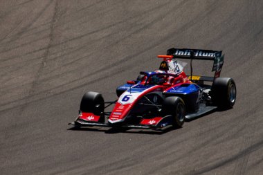 Santiago Ramos (MEX), İtalyan pratisyen hekim haftası boyunca Imola 'daki Enzo e Dino Ferrari Pisti' nin Acque Minerali köşesinde mızrağının arabasıyla Formula 3 'ün üçüncü raundunda