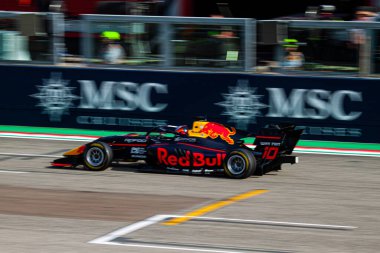 İtalyan pratisyen hekim haftası Imola 'daki Enzo e Dino Ferrari Pisti' nde Campos Racing 'in arabasıyla Formula 3' ün uzun metrajlı yarışı sırasında Oliver Goethe 'nin (DEU) ana düzlükte finali.