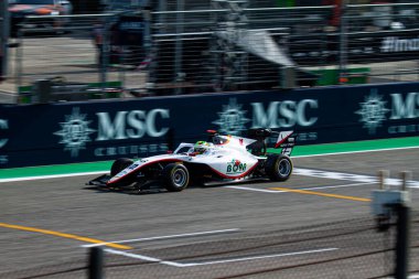 Mari Boya (ESP) İtalyan GP hafta sonu Imola 'daki Enzo e Dino Ferrari Pisti' nde Campos Racing 'in arabasıyla Formula 3' ün uzun metrajlı yarışı sırasında önde gidiyor.
