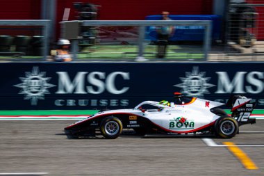 İtalyan pratisyen hekim haftasında Campos Racing 'in arabasıyla Formula 3' ün uzun metrajlı yarışı için Imola 'daki Enzo e Dino Ferrari Pisti' nin ana hattında Mari Boya 'nın (ESP) finali.