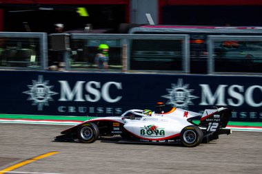 İtalyan pratisyen hekim haftasında Campos Racing 'in arabasıyla Formula 3' ün uzun metrajlı yarışı için Imola 'daki Enzo e Dino Ferrari Pisti' nin ana hattında Mari Boya 'nın (ESP) finali.