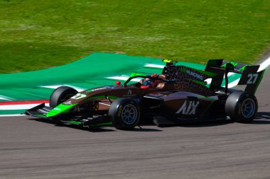 Nikita Bedrin (ITA) İtalyan pratisyen hekiminin hafta sonu Imola 'daki Enzo e Dino Ferrari Pisti' nin Acque Minerali köşesinde Aix Racing 'in arabasıyla Formula 3' ün üçüncü turunda