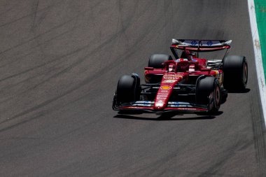 Imola 'daki Charles Leclerc (MCO) İtalya yapımı GP 2024-19 Mayıs için Autodromo Enzo e Dino Ferrari' nin Acque Minerali köşesinde Ferrari SF-24 numarası 16