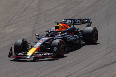 Imola 'da üç kez dünya şampiyonu olan Max Verstappen (NLD), İtalya' da üretilen GP 2024-19 Mayıs tarihleri için Autodromo Enzo e Dino Ferrari 'nin Acque Minerali köşesinde 1 numarada bulunuyor.