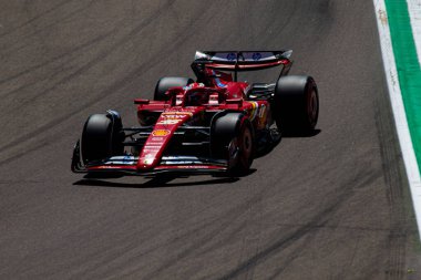 Imola 'daki Charles Leclerc (MCO) İtalya yapımı GP 2024-19 Mayıs için Autodromo Enzo e Dino Ferrari' nin Acque Minerali köşesinde Ferrari SF-24 numarası 16