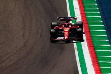 Imola 'daki Charles Leclerc (MCO) İtalya yapımı GP 2024-19 Mayıs için Autodromo Enzo e Dino Ferrari' nin Acque Minerali köşesinde Ferrari SF-24 numarası 16