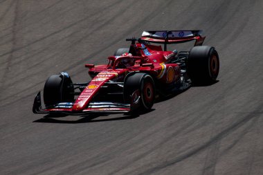 Imola 'daki Charles Leclerc (MCO) İtalya yapımı GP 2024-19 Mayıs için Autodromo Enzo e Dino Ferrari' nin Acque Minerali köşesinde Ferrari SF-24 numarası 16