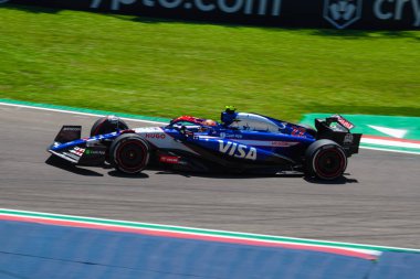 Yuki Tsunoda (JPN), Imola 'da Autodromo Enzo e Dino Ferrari' nin Acque Minerali köşesinde İtalyan yapımı GP 2024-19 Mayıs, Visa Cash App Racing Bulls