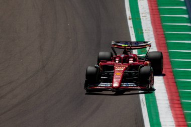 Carlos Sainz (ESP), İtalya yapımı GP 2024-19 Mayıs tarihleri arasında Autodromo Enzo e Dino Ferrari 'nin Acque Minerali köşesinde Ferrari SF-24 