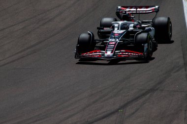 Oliver Bearman (ENG), Imola 'da Autodromo Enzo e Dino Ferrari' nin Acque Minerali köşesinde İtalyan yapımı GP 2024-19 Mayıs 'ta FP1 sırasında Haas ile birlikte.