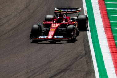 Carlos Sainz (ESP), İtalya yapımı GP 2024-19 Mayıs tarihleri arasında Autodromo Enzo e Dino Ferrari 'nin Acque Minerali köşesinde Ferrari SF-24 