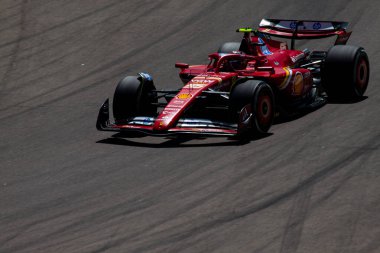 Carlos Sainz (ESP), İtalya yapımı GP 2024-19 Mayıs tarihleri arasında Autodromo Enzo e Dino Ferrari 'nin Acque Minerali köşesinde Ferrari SF-24 