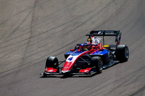 Leonardo Fornaroli (ITA), İtalyan pratisyen hekim haftası boyunca Imola 'daki Enzo e Dino Ferrari Pisti' nin Acque Minerali köşesinde mızrağının arabasıyla Formula 3 'ün üçüncü turunda.