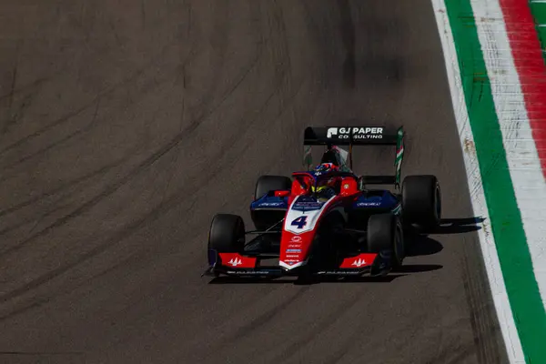Leonardo Fornaroli (ITA), İtalyan pratisyen hekim haftası boyunca Imola 'daki Enzo e Dino Ferrari Pisti' nin Acque Minerali köşesinde mızrağının arabasıyla Formula 3 'ün üçüncü turunda.