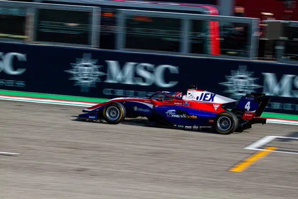 Leonardo Fornaroli (ITA), İtalyan pratisyen hekim haftası boyunca Imola 'daki Enzo e Dino Ferrari Pisti' nin ana hattında mızrağının arabasıyla Formula 3 'ün Uzun Yarışı sırasında.