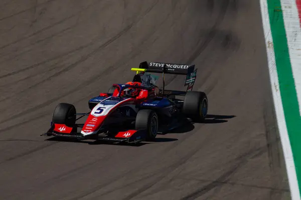 Sami Meguetouunif (FRA), İtalyan pratisyen hekim haftası boyunca Imola 'daki Enzo e Dino Ferrari Pisti' nin Acque Minerali köşesinde, Mızrak 'ının arabasıyla Formula 3' ün üçüncü turunda.