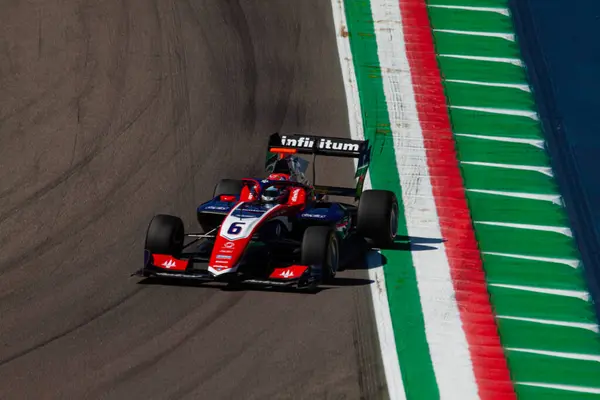 Santiago Ramos (MEX), İtalyan pratisyen hekim haftası boyunca Imola 'daki Enzo e Dino Ferrari Pisti' nin Acque Minerali köşesinde mızrağının arabasıyla Formula 3 'ün üçüncü raundunda