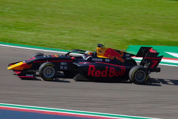 Tim Tramnitz (DEU), İtalyan pratisyen hekim haftasında Campos Racing 'in arabasıyla Formula 3' ün sprint yarışı için Imola 'daki Enzo e Dino Ferrari Pisti' nin Akque Minerali köşesinde