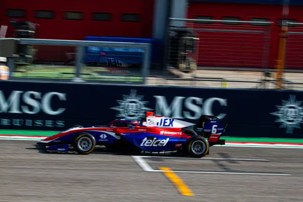 Santiago Ramos (MEX), İtalyan pratisyen hekim haftası Imola 'daki Enzo e Dino Ferrari Pisti' nin önünde, Mızrak 'ının arabasıyla Formula 3' ün uzun metrajlı yarışı sırasında.