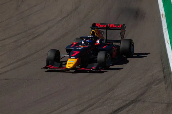 Tim Tramnitz (DEU), İtalyan pratisyen hekim haftasında Campos Racing 'in arabasıyla Formula 3' ün sprint yarışı için Imola 'daki Enzo e Dino Ferrari Pisti' nin Akque Minerali köşesinde