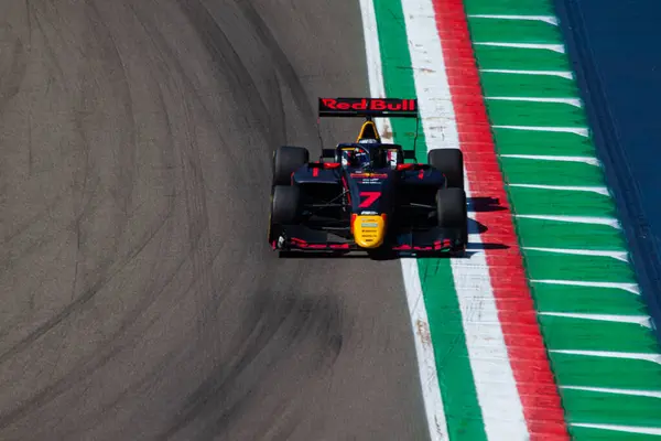 Tim Tramnitz (DEU), İtalyan pratisyen hekim haftasında Campos Racing 'in arabasıyla Formula 3' ün sprint yarışı için Imola 'daki Enzo e Dino Ferrari Pisti' nin Akque Minerali köşesinde