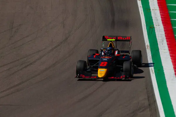 Kacper Sztuka (POL), İtalyan GP hafta sonu Imola 'daki Enzo e Dino Ferrari Pisti' nin Acque Minerali köşesinde, milletvekili Motorsport 'un arabasıyla Formula 3' ün üçüncü turu sırasında