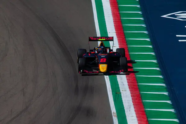 Kacper Sztuka (POL), İtalyan GP hafta sonu Imola 'daki Enzo e Dino Ferrari Pisti' nin Acque Minerali köşesinde, milletvekili Motorsport 'un arabasıyla Formula 3' ün üçüncü turu sırasında