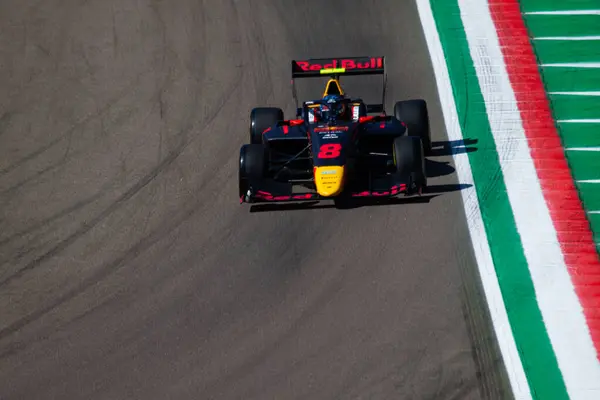 Kacper Sztuka (POL), İtalyan GP hafta sonu Imola 'daki Enzo e Dino Ferrari Pisti' nin Acque Minerali köşesinde, milletvekili Motorsport 'un arabasıyla Formula 3' ün üçüncü turu sırasında